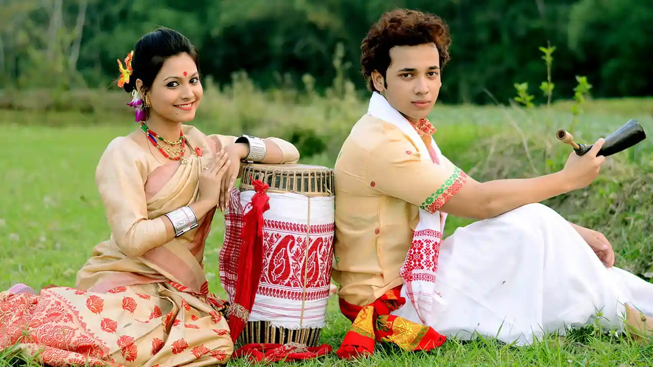 প্ৰসংগ: অসমীয়া উৎসৱত অসমৰ জাতীয় সাজ-পাৰ পৰিধান