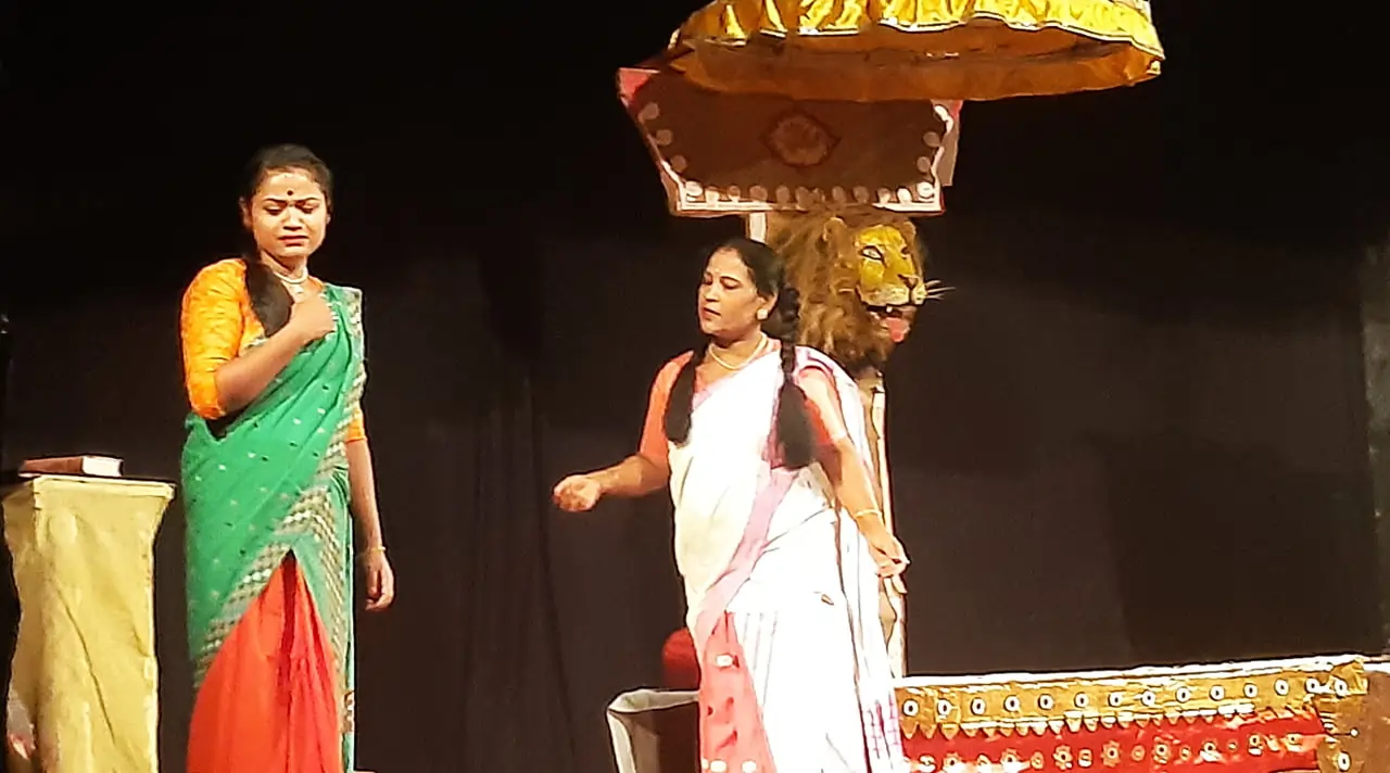 জামুগুৰিহাটত মহিলা শিল্পীৰ দ্বাৰা ৰূপকোঁৱৰৰ ‘কাৰেঙৰ লিগিৰী’ মঞ্চস্থ